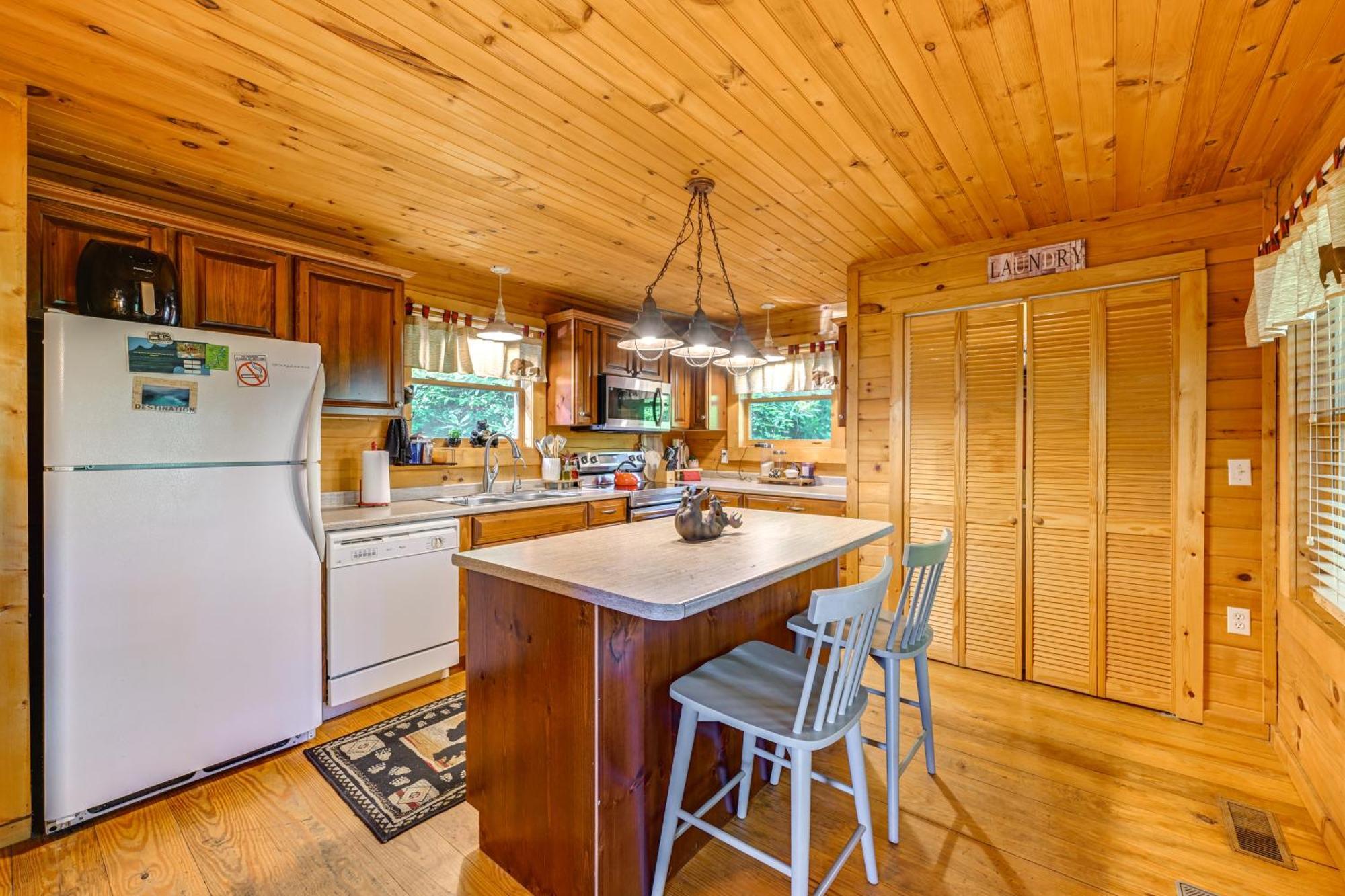 Pet-Friendly Bryson City Cabin With Fire Pit And Deck! Exteriör bild